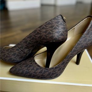 ✅NEW “Michael Kors” High Heel Monogram Pointed Pumps